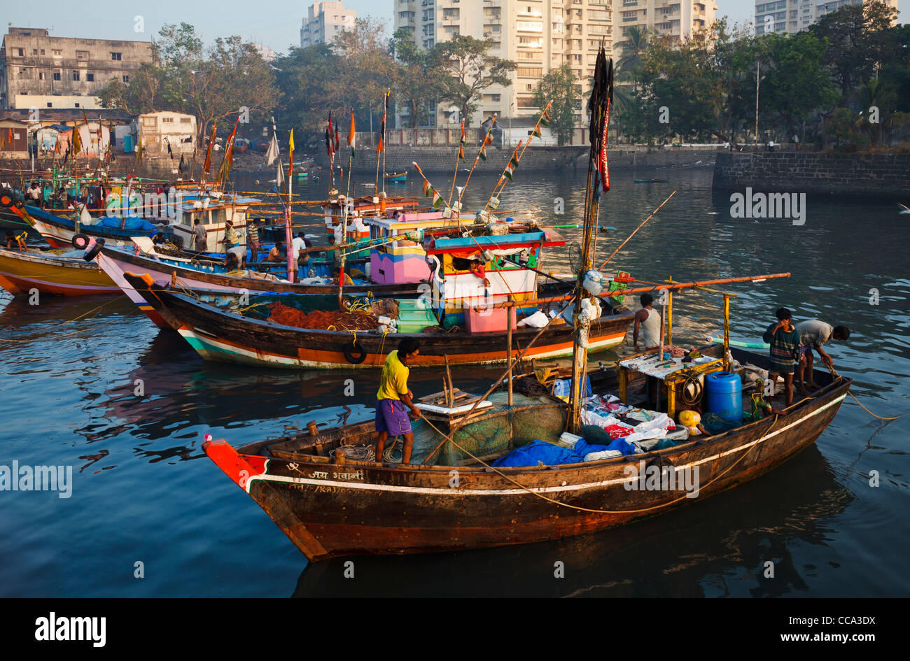 Les bateaux de pêche ancrés à Sassoon Docks marché aux poissons, Bombay Mumbai Banque D'Images