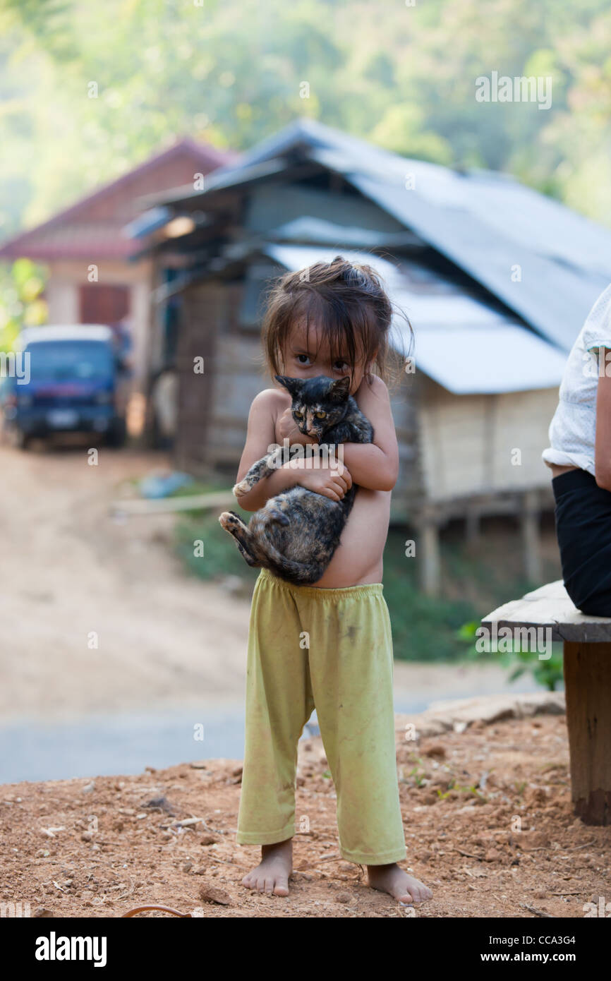 Jeune fille jouant avec le Laos un chat Banque D'Images