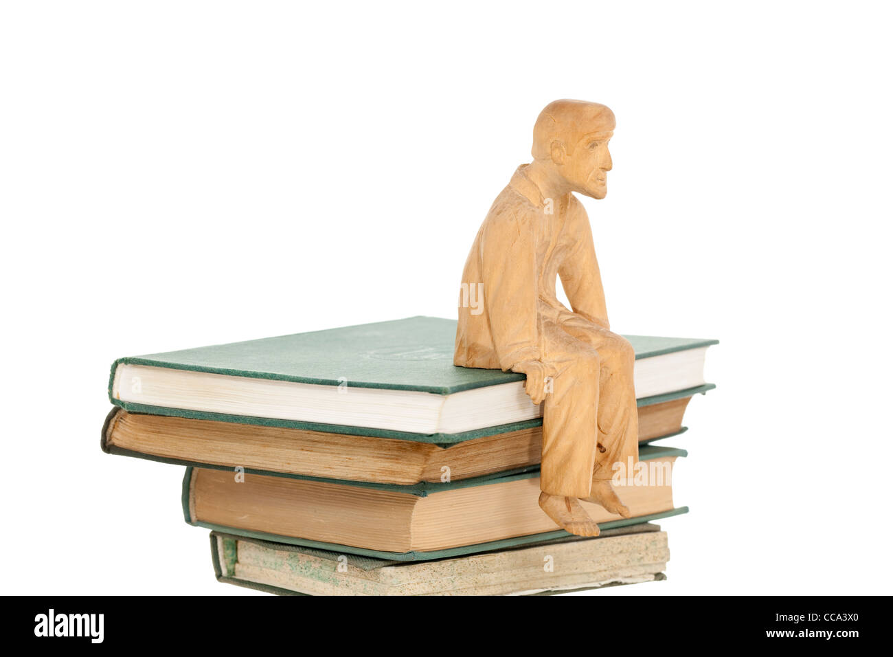 Sculpture en bois, les hommes s'asseoir sur le tas de livres Photo Stock -  Alamy
