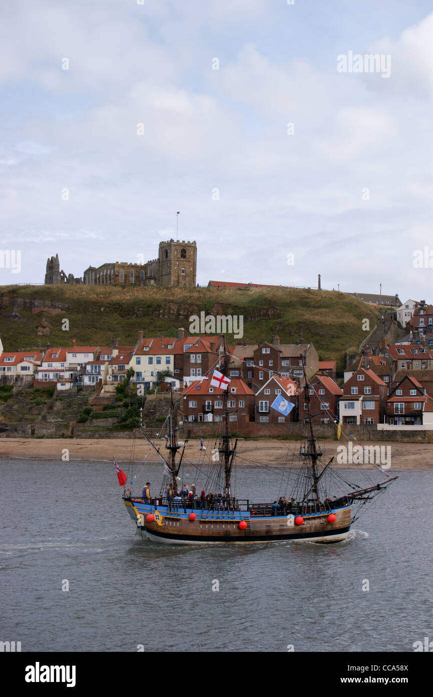 Réplique de HMS Endeavour, Whitby Harbour, l'église de Sainte Marie au-dessus, l'équitation, Yorkshire, Angleterre Banque D'Images