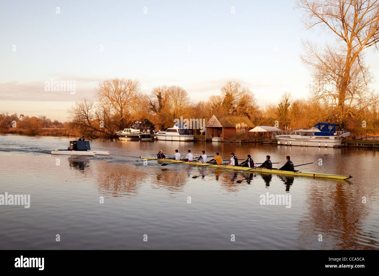 Un bateau d'aviron des moins de huit la surveillance sur la Tamise à Moulsford, Oxfordshire, UK Banque D'Images