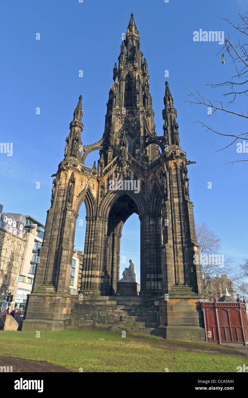 Vue sur le Sir Walter Scott monument situé sur Princes Street Gardens Edinburgh Banque D'Images