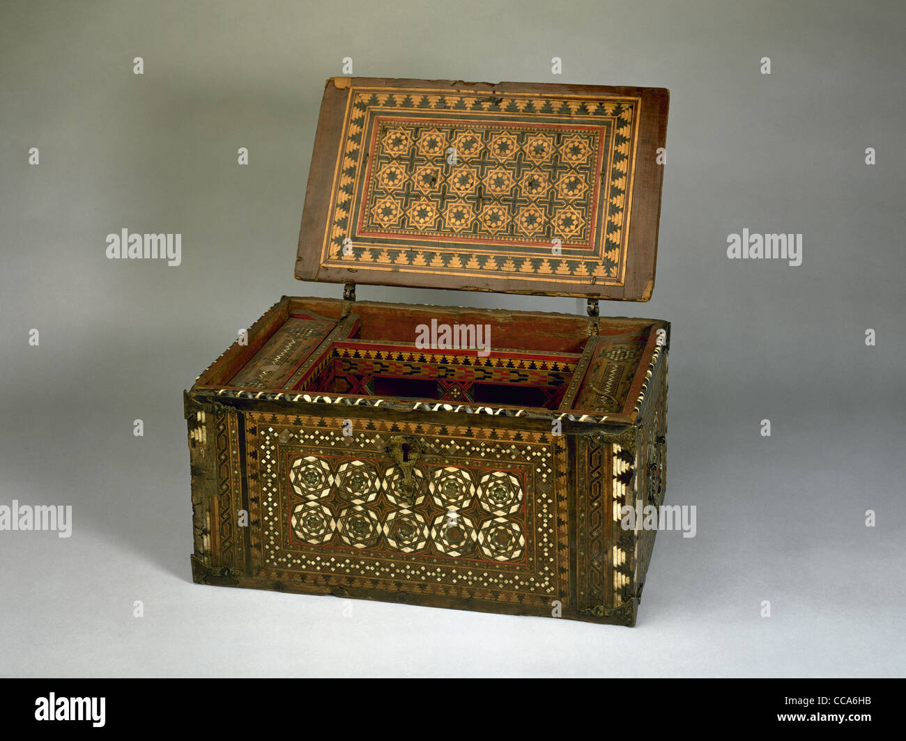 Caissons de scribe. En bois avec des incrustations de nacre. Granadine Cercle. 14e siècle. Banque D'Images