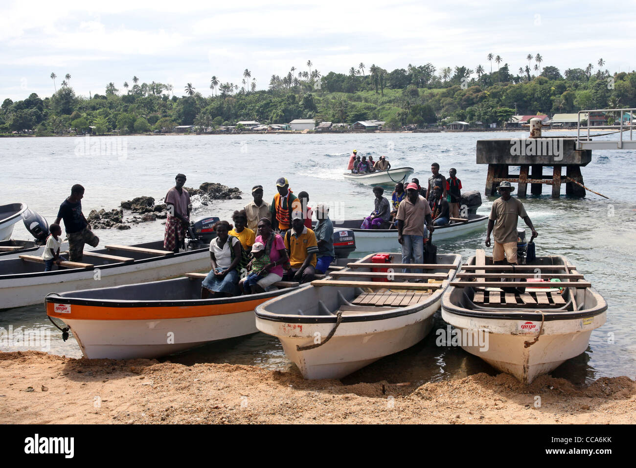 Les petits bateaux ferries passagers entre l'île de Buka (avant) et l'île de Bougainville (arrière-plan), en Papouasie-Nouvelle-Guinée Banque D'Images