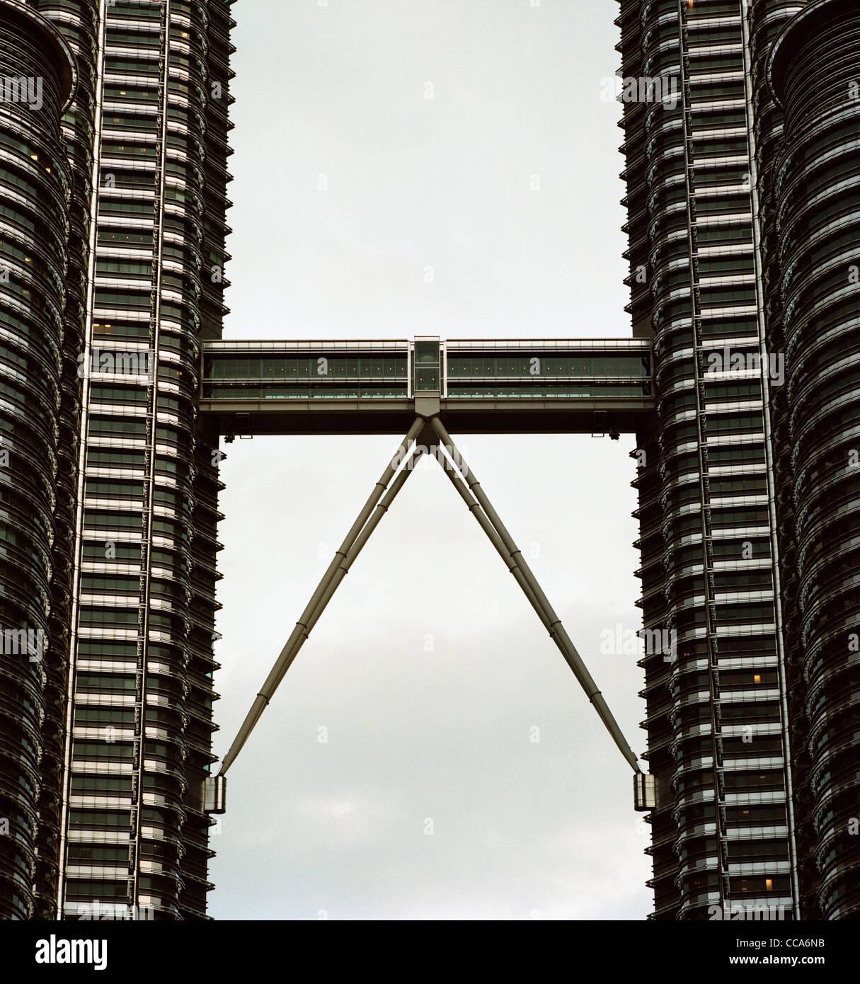 L'architecture moderne. Les tours jumelles Petronas à Kuala Lumpur Skybridge en Malaisie en Asie du sud-est. Banque D'Images