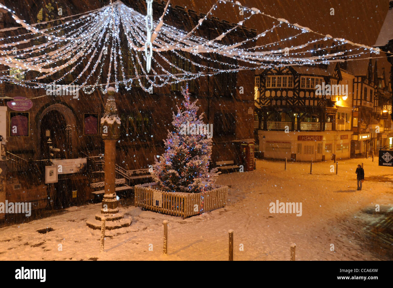 La ville romaine de Chester la nuit pendant l'hiver, recouvert de neige. Banque D'Images