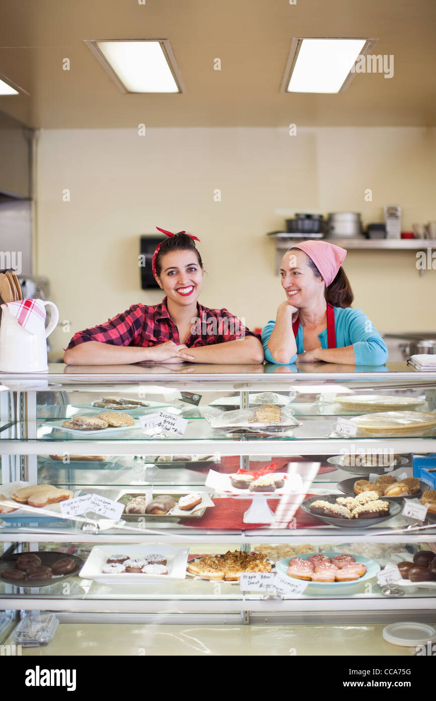 Deux femmes se tenant debout au comptoir de boulangerie Banque D'Images