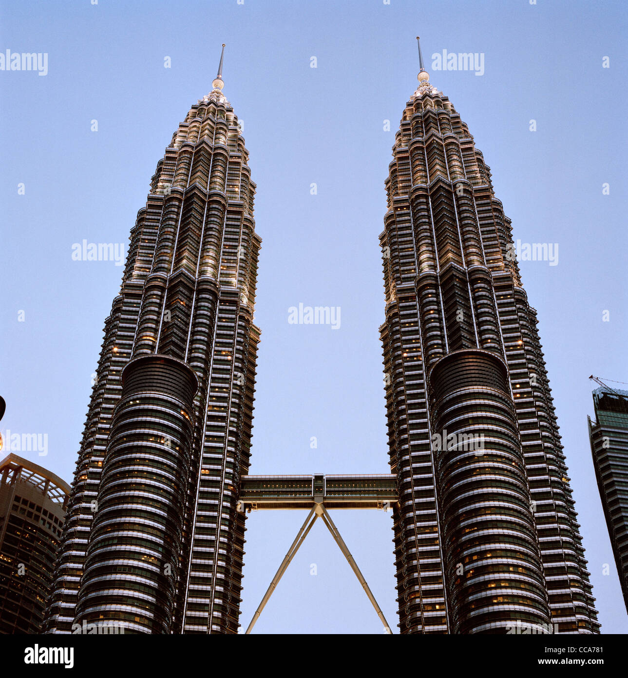 L'architecture moderne. Les tours jumelles Petronas à Kuala Lumpur en Malaisie en Asie du sud-est. Banque D'Images