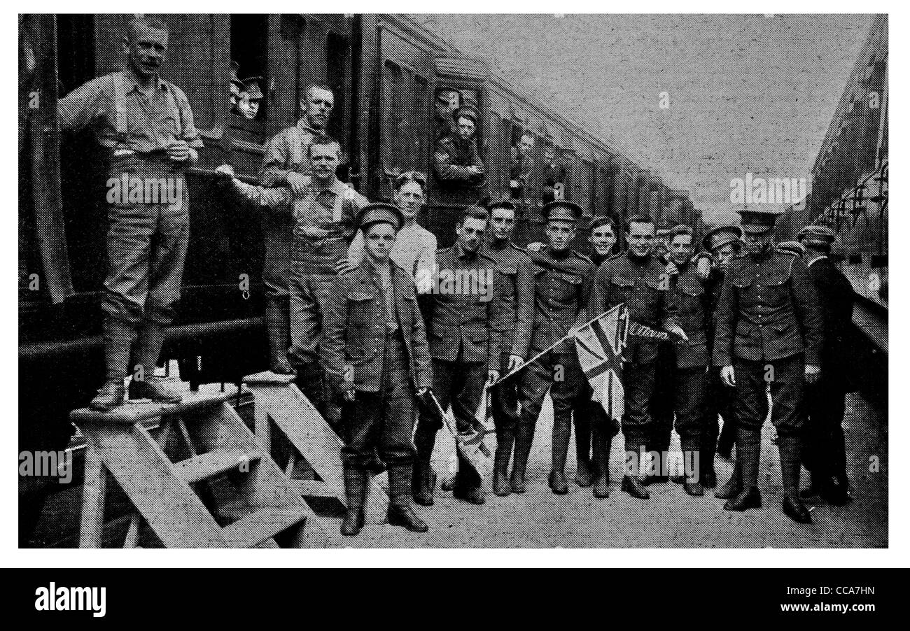 1915 Les troupes canadiennes de recruter des hommes de la feuille d'érable Ottawa débarquent en Angleterre le transport de troupes de la gare de train uniforme du chariot Banque D'Images