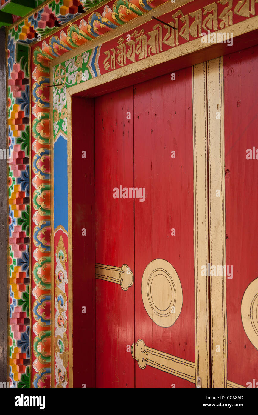 L'Inde, de l'Arunachal Pradesh, vallée de la Lhou Tawang, village, décorées de façon traditionnelle maison de prière bouddhiste porte Banque D'Images