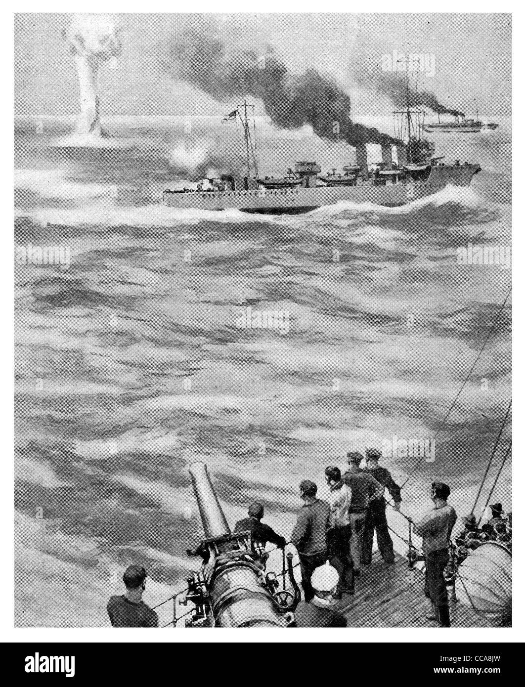 1918 transport marchand Navire départ nord regardant sous-marin allemand U boat artillery gunner sailor navy bombardement escorte navale Banque D'Images