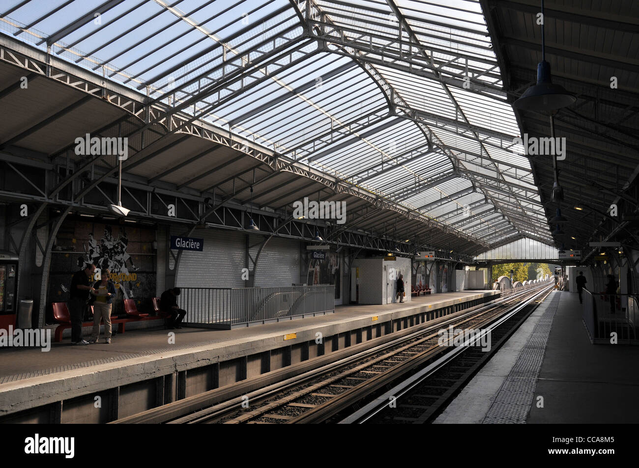 Personne dans la station de métro Glacière, Paris, France Banque D'Images