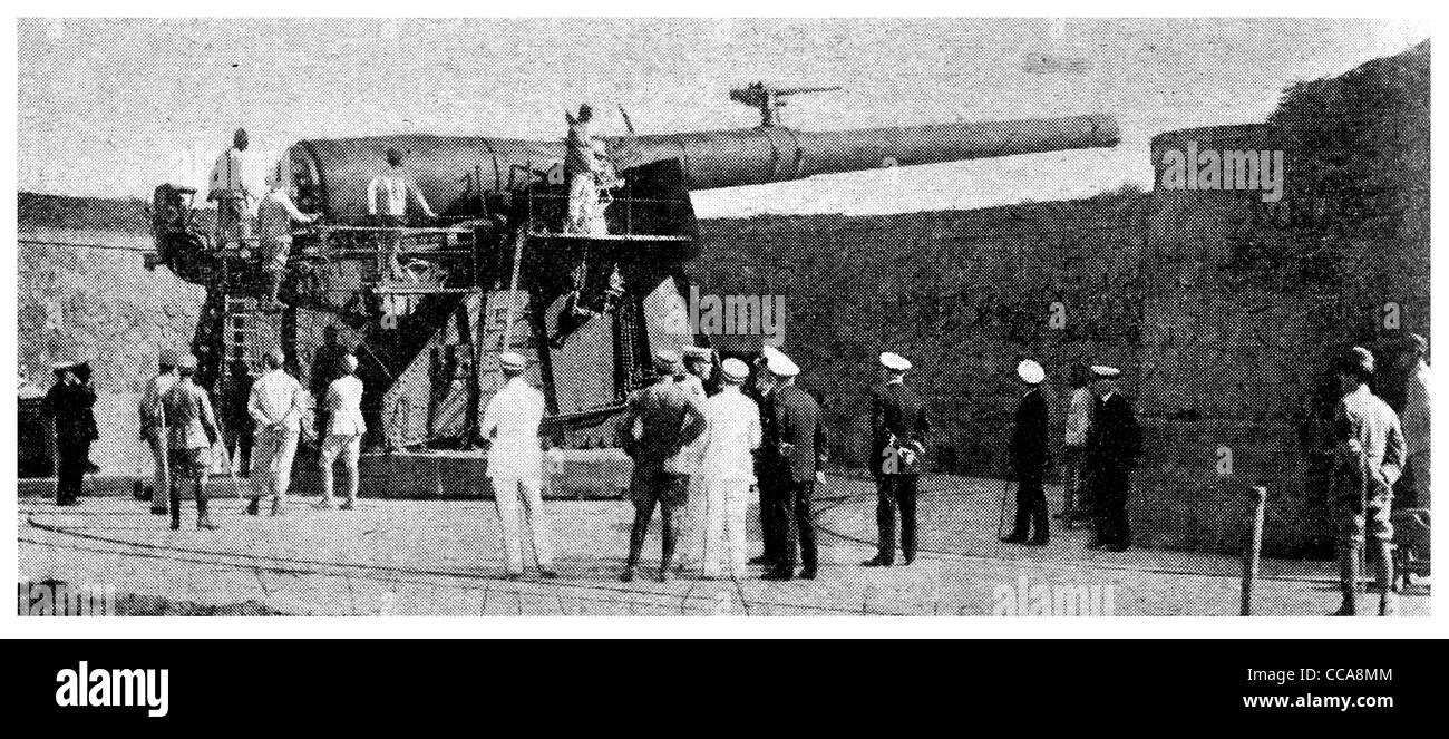 1918 15 pouce batterie de tir défendre côte adriatique italienne officier britannique d'inspection siège canon château fort d'artillerie Banque D'Images