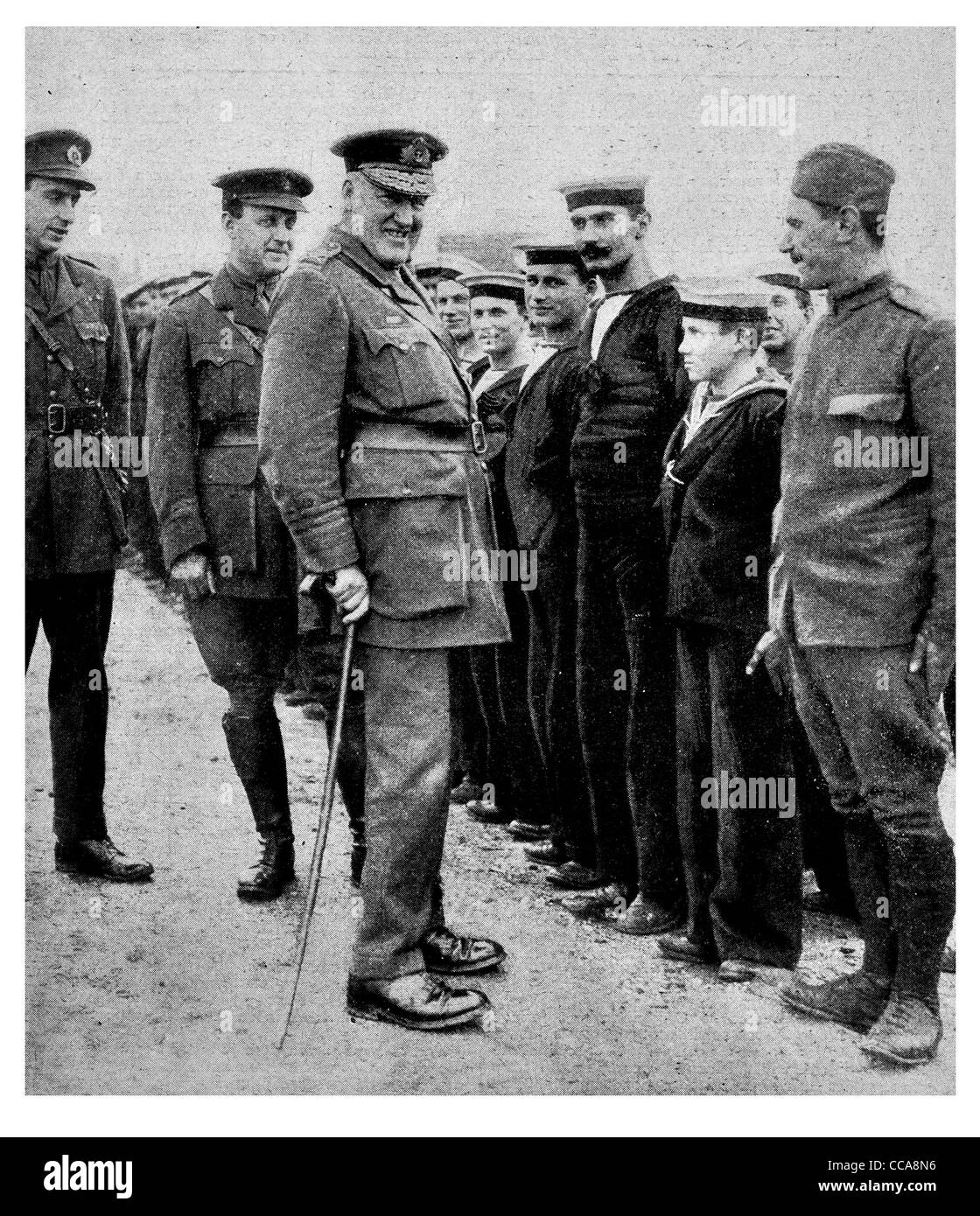 1916 L'amiral Sir Ernest Charles Thomas Troubridge serbe à l'inspection des marins de la Marine royale du défilé de Monastir Banque D'Images