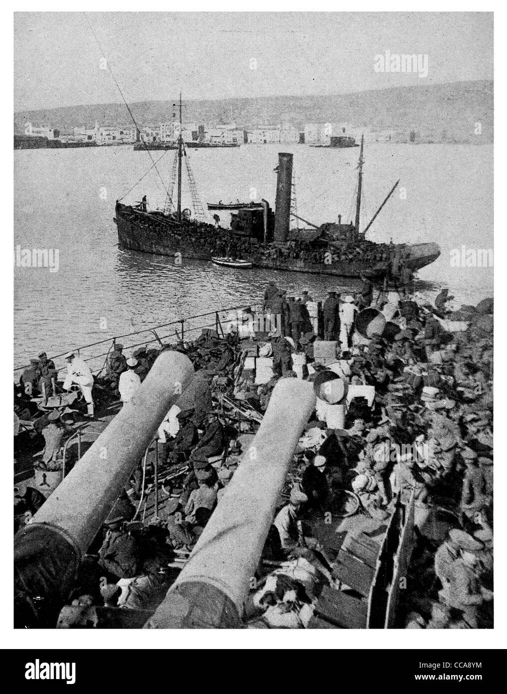191513000 les troupes britanniques à l'atterrissage à Salonique bateau HMS transport transporteur de troupes d'artillerie navire cuirassé navire port port Banque D'Images