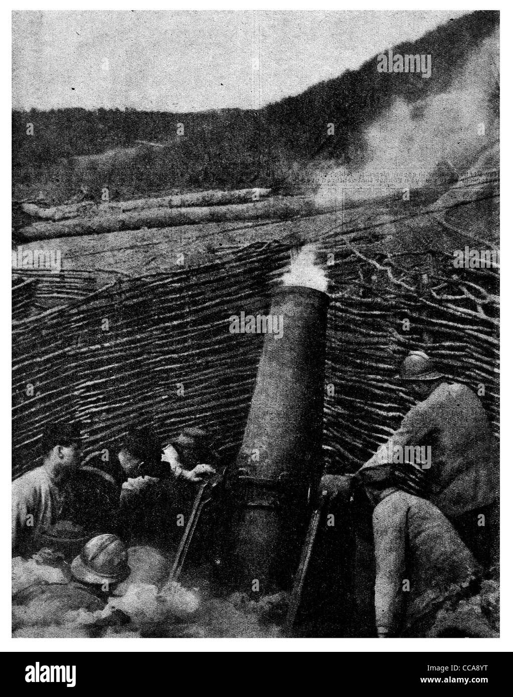 Monster 1916 1100 Verdun mortier shell livre gunner crew bombardements bombardement bombardé creusé une tranchée pounding blast Cannon Banque D'Images