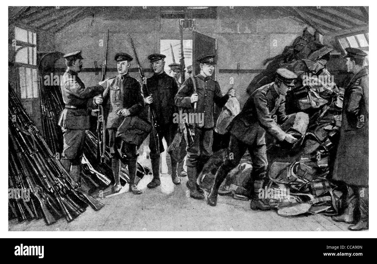 1918 Matériel de transmission de soldats démobilisés rifles uniforme recueillir payer billet de train accueil paiement déchargée à baïonnette sur salaire Banque D'Images