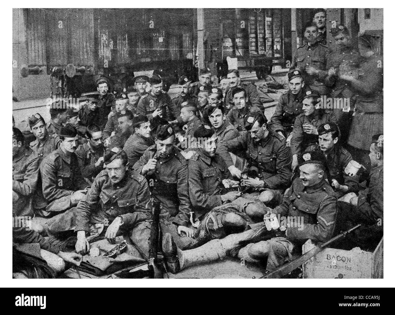 Pain 1914 Bourrage papier cigarette traiter Français London Scottish Railway station d'alimentation ration rations fournitures transport train kit Banque D'Images