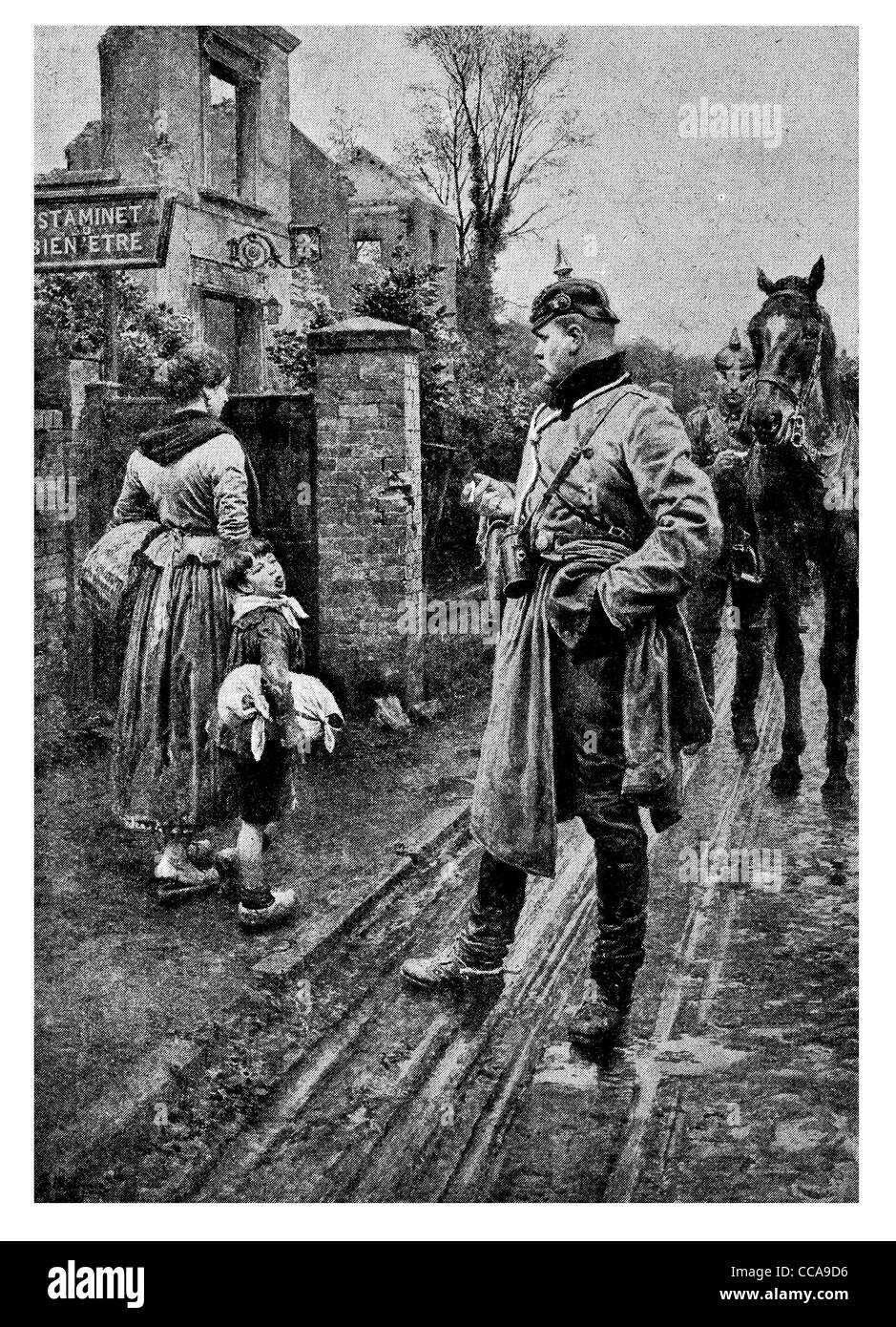 1915 chauds enfant soldat allemand insulte naughty boy bébé mère street sticking out tongue haine haine cheval funny France Banque D'Images
