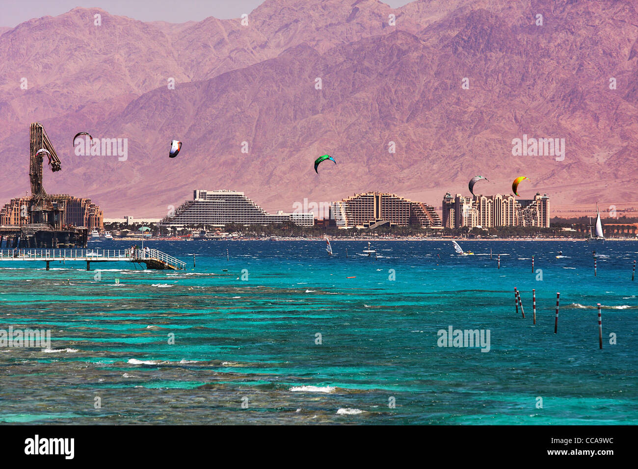 Vue sur littoral avec des hôtels, les montagnes et la baie d'Eilat situé sur la mer Rouge en Israël. Banque D'Images