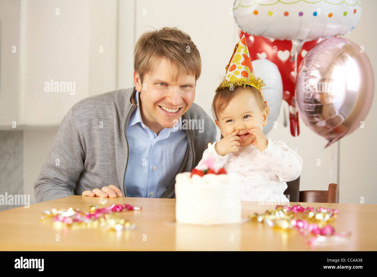 Le père célébrant l'anniversaire de fille de bébé Banque D'Images