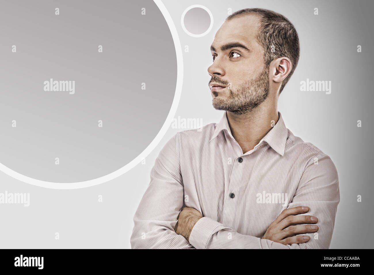 Portrait of businessman posing adultes contre l'arrière-plan gris. Ballon blanc avec copyspace pour votre texte et logo Banque D'Images