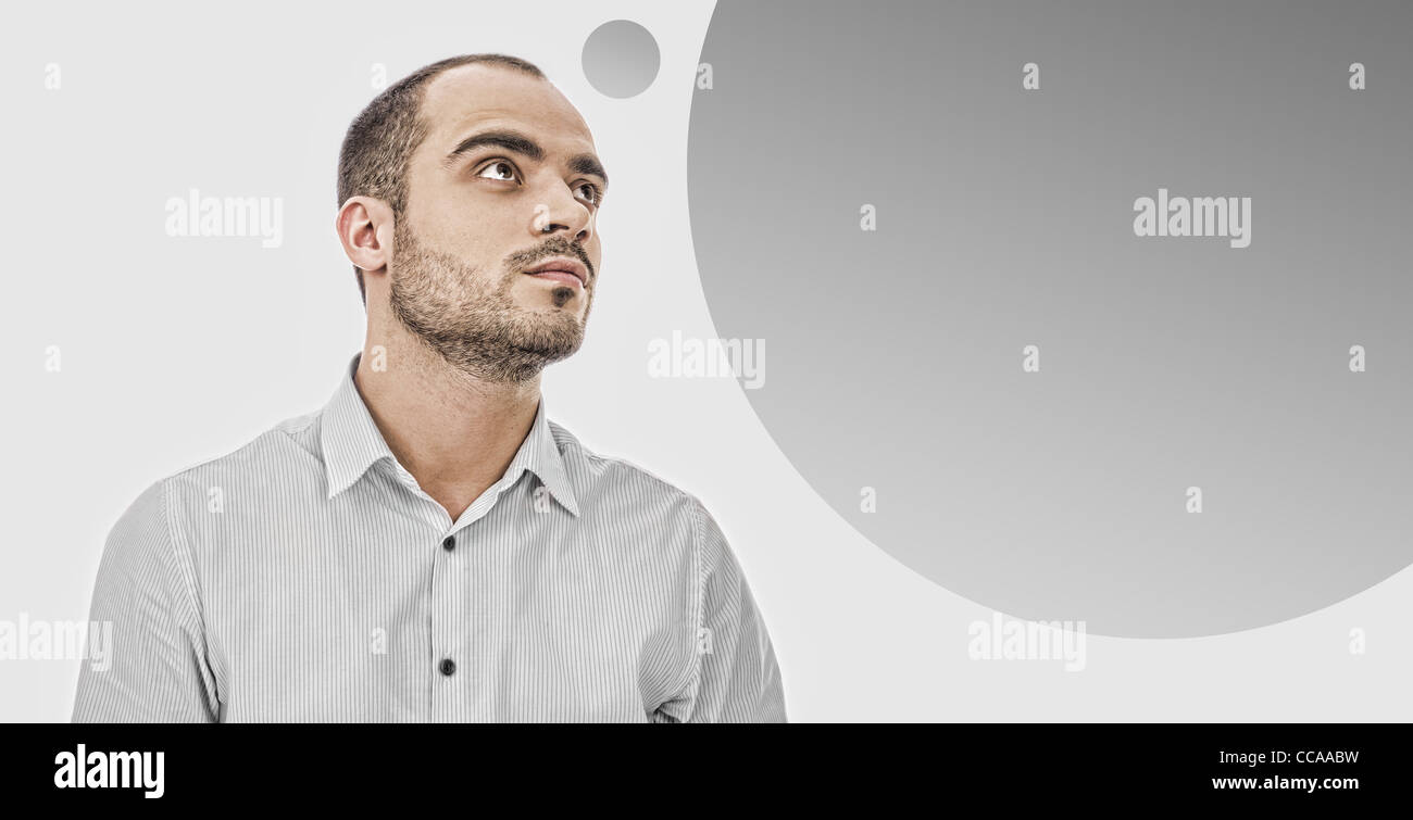 Portrait of businessman posing adultes contre l'arrière-plan gris. Ballon blanc avec copyspace pour votre texte et logo Banque D'Images