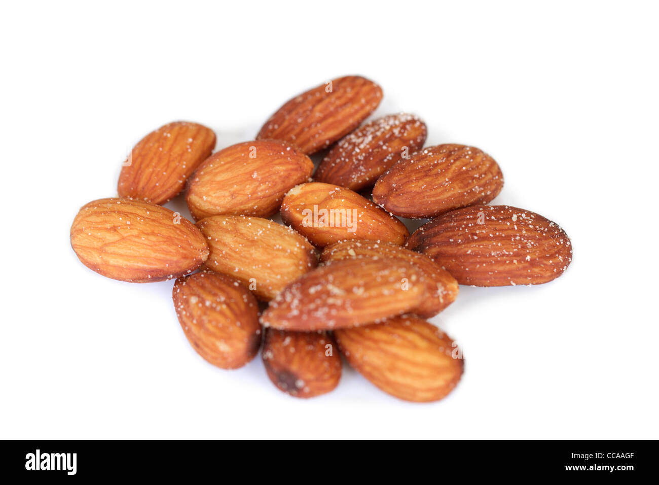 Amandes salées sur un fond blanc Banque D'Images