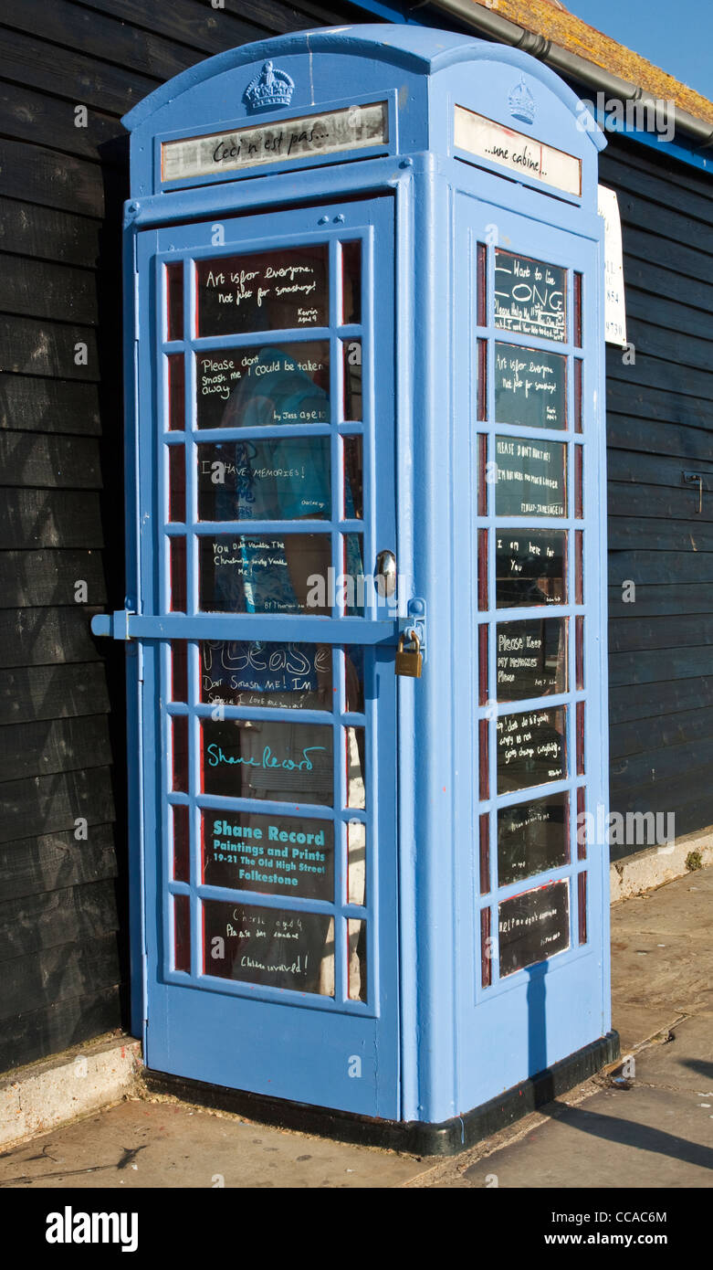 Cabine téléphonique bleu Folkestone Kent Banque D'Images