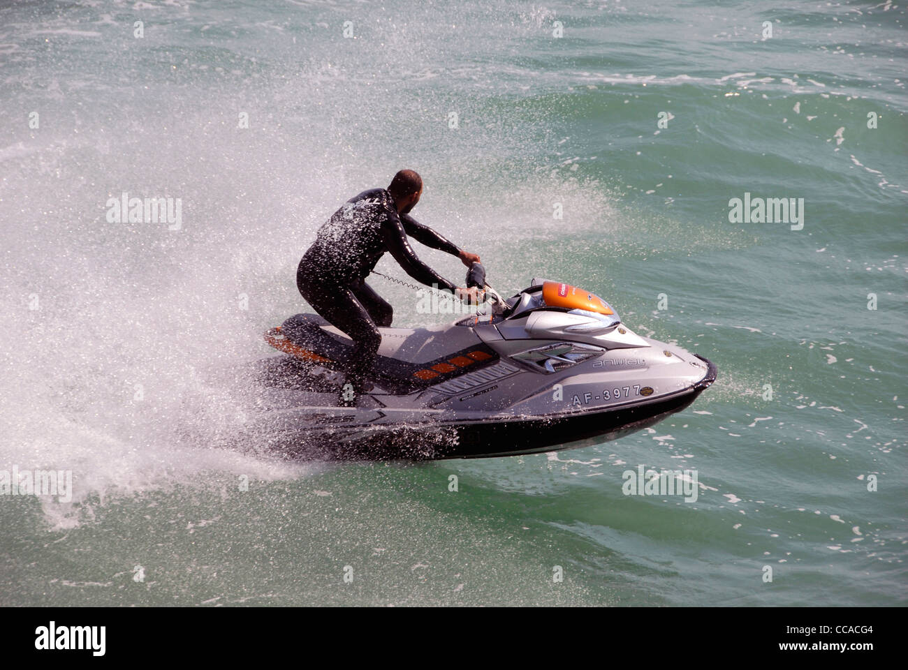 Jet ski passe à pleine vitesse sur les vagues à proximité du front de mer de Brighton. UK Banque D'Images