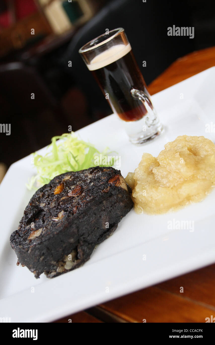 Boudin noir de fruits maison avec une pomme et vanille compote et une photo de la real ale Banque D'Images