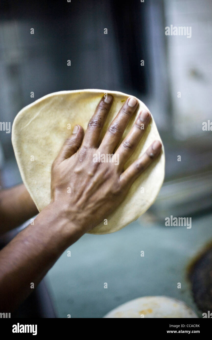 Un chef prépare chapati au Village Restaurant à Siri Fort, New Delhi Banque D'Images