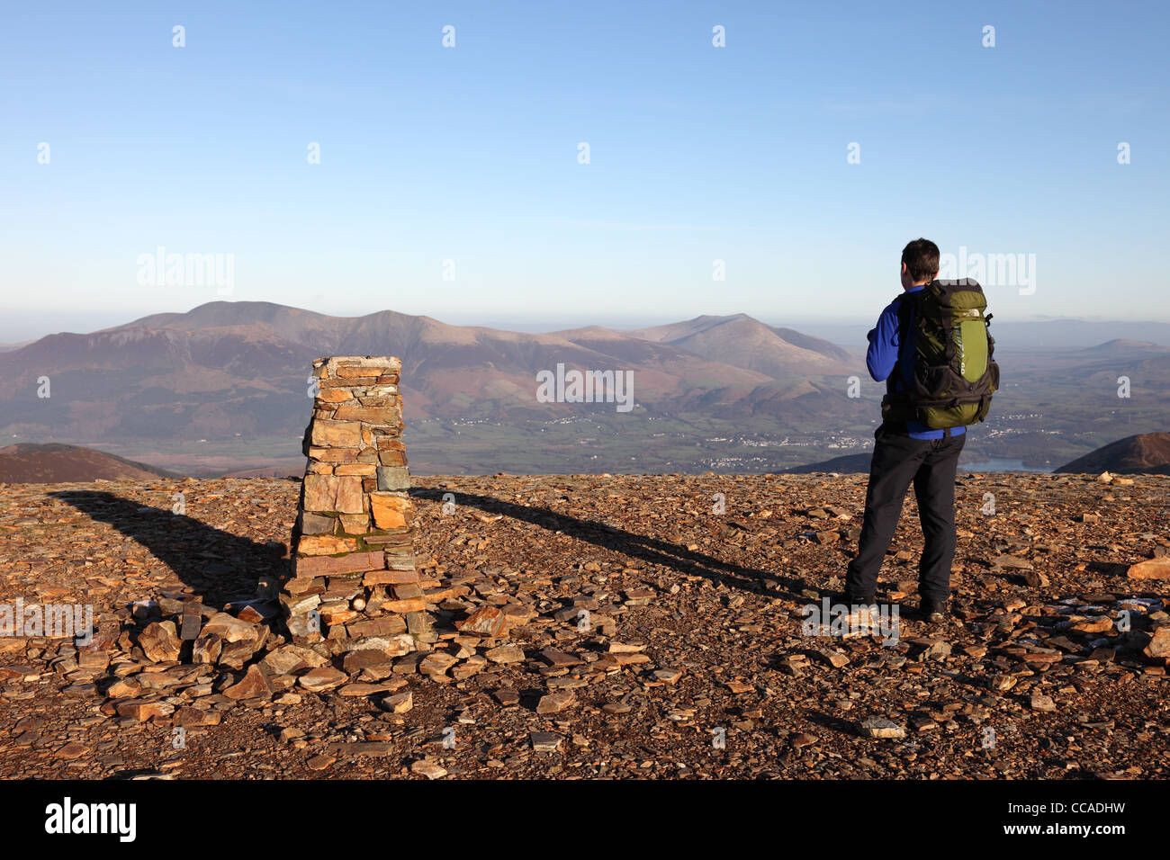 Walker sur le sommet de Crag Hill et la vue sur Skiddaw et Blencathra Lake District Cumbria UK Banque D'Images