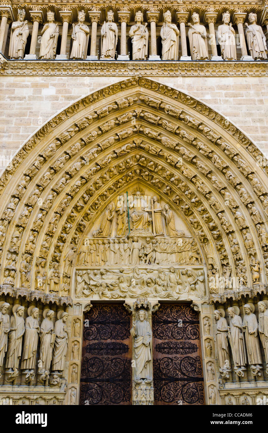 L'entrée principale de la Cathédrale Notre Dame, Paris, France Photo Stock  - Alamy