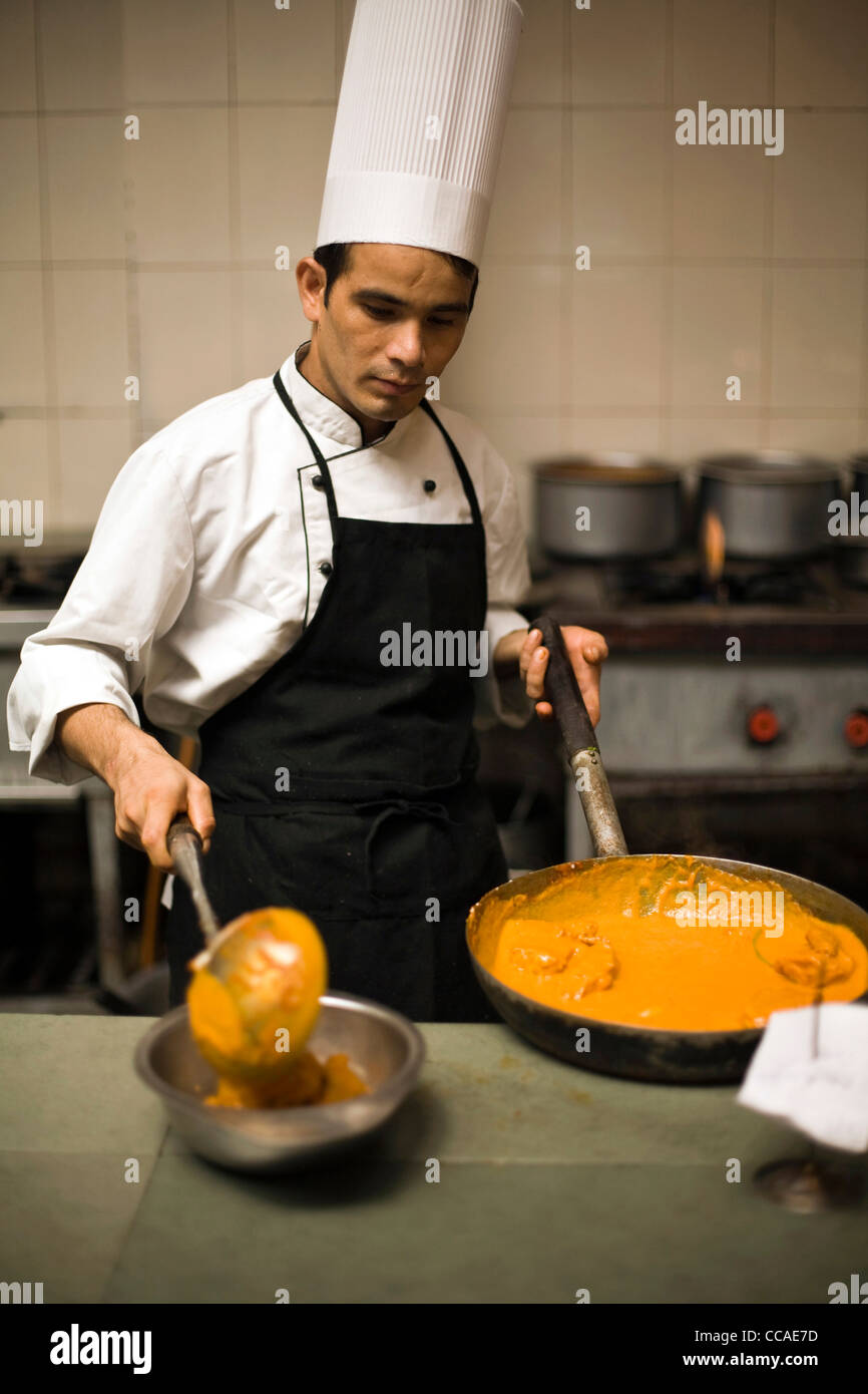 Un chef cuisinier prépare un plat de poulet au beurre à Moti Mahal Restaurant dans la vieille ville de Delhi, Inde Banque D'Images