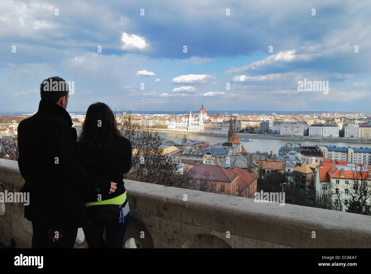 Couple looking at view, Budapest, Hongrie Banque D'Images