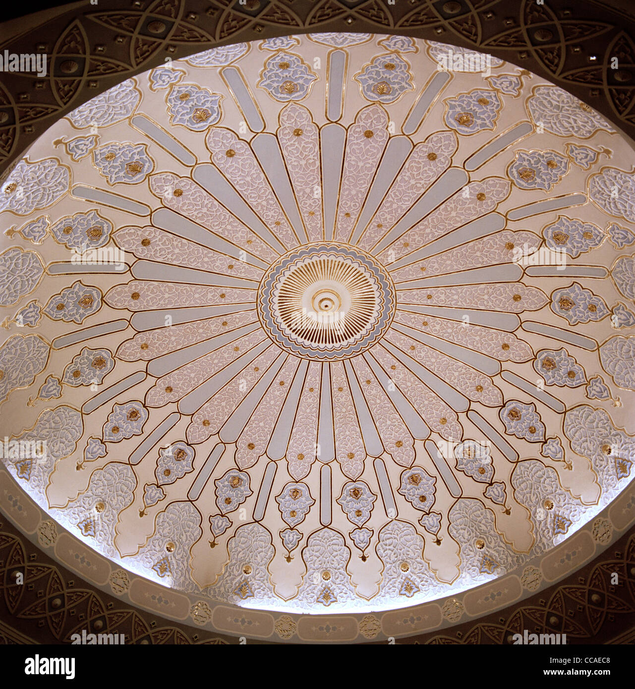 La conception musulmane d'inspiration dans un dôme dans le Musée des Arts Islamiques à Kuala Lumpur en Malaisie en Extrême-Orient Asie du sud-est. Le surréalisme de l'Inspiration. Banque D'Images