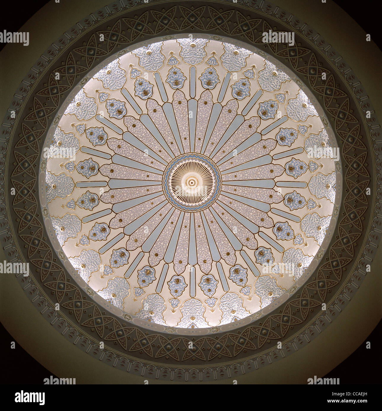 La conception musulmane d'inspiration dans un dôme dans le Musée des Arts Islamiques à Kuala Lumpur en Malaisie en Extrême-Orient Asie du sud-est. Le surréalisme de l'Inspiration. Banque D'Images