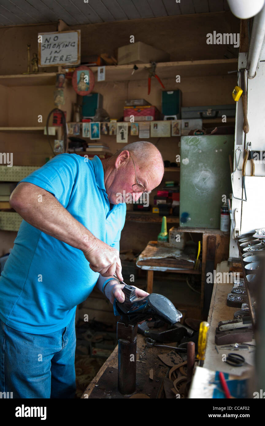Shoemaker, Billy O'Neill au travail dans son atelier à Arklow, Wicklow, Irlande Co. Banque D'Images