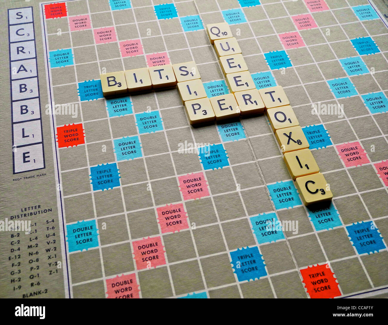 Une partie de Scrabble board EDITORIAL UTILISEZ UNIQUEMENT Banque D'Images