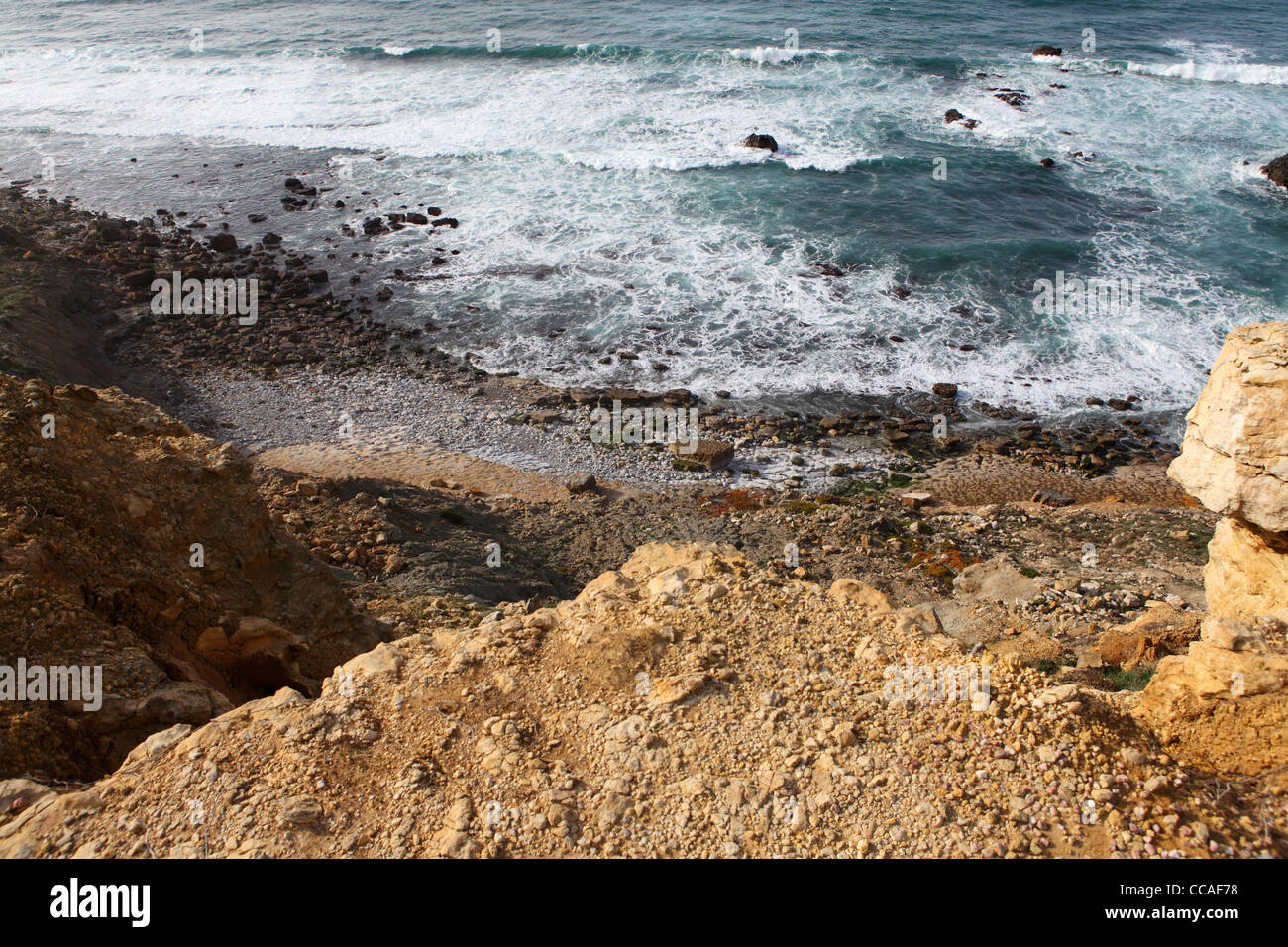 À la recherche sur les falaises sur la plage déserte à Praia das Bicas, Aldeia do Meco, près de Sesimbra, au Portugal. Banque D'Images