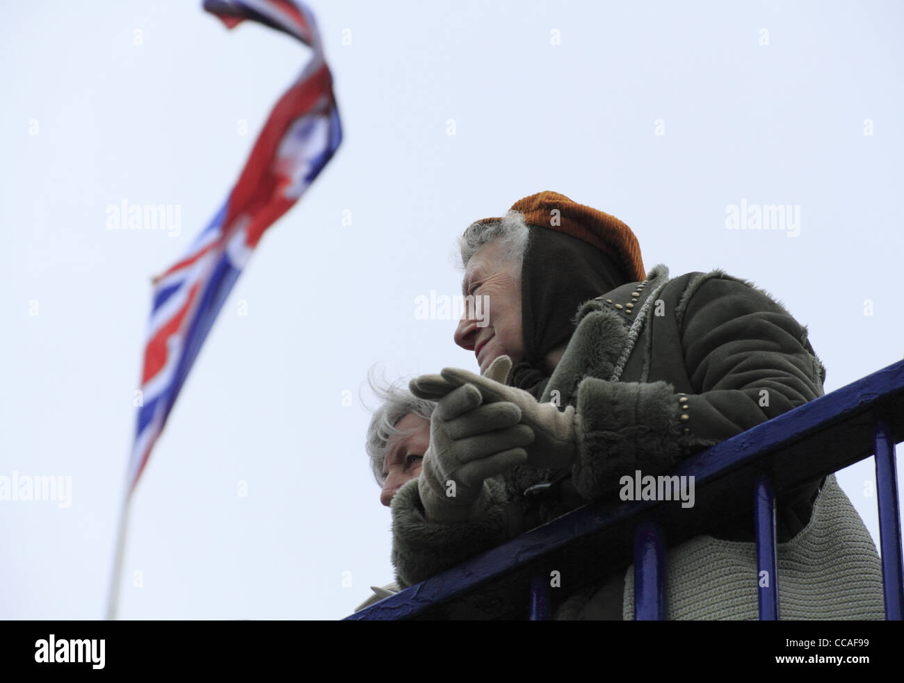 Deux vieilles dames âgées femmes chat maigre sur Eastbounre avec le drapeau britannique union jack volant dans l'arrière-plan. Banque D'Images