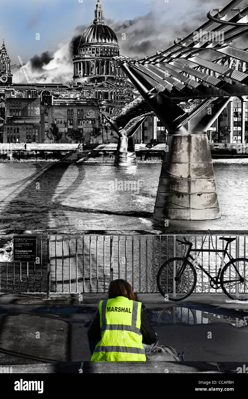 Une image surréaliste du Millennium Bridge et de la Cathédrale St Paul. Banque D'Images
