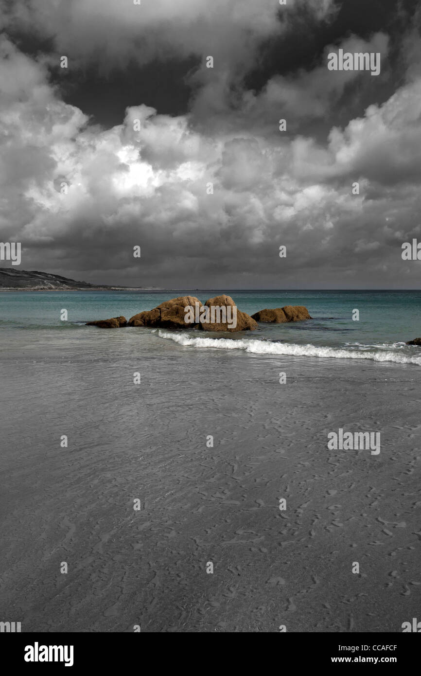 Une vue d'une plage de Cornouailles en monochrome avec une certaine couleur. Banque D'Images