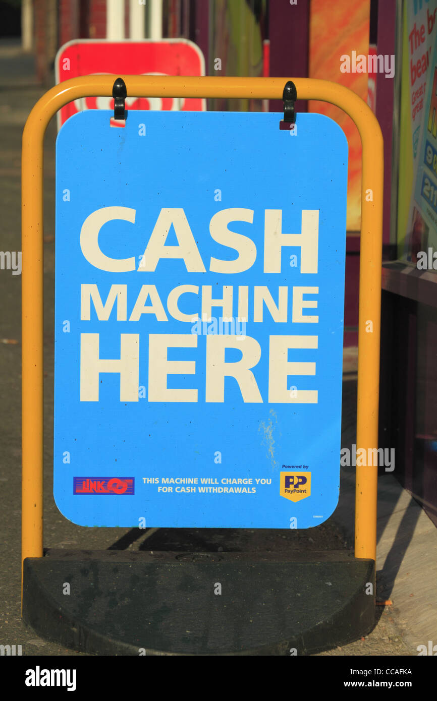 Un signe sur une rue de l'annonce d'un paiement en magasin, distributeur automatique de billets. Banque D'Images