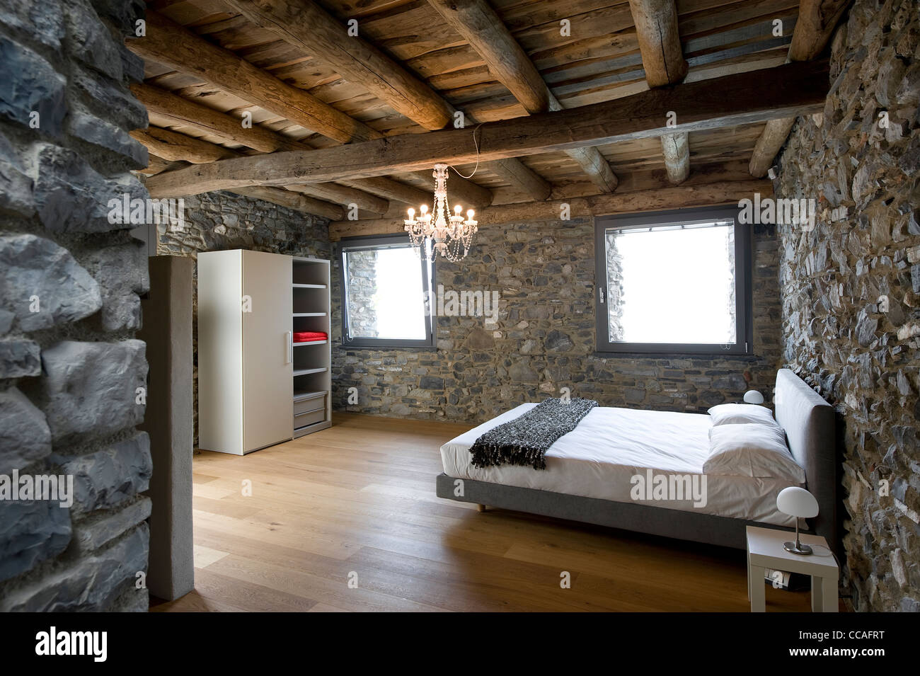 Chambre à coucher moderne dans ancienne ferme Banque D'Images