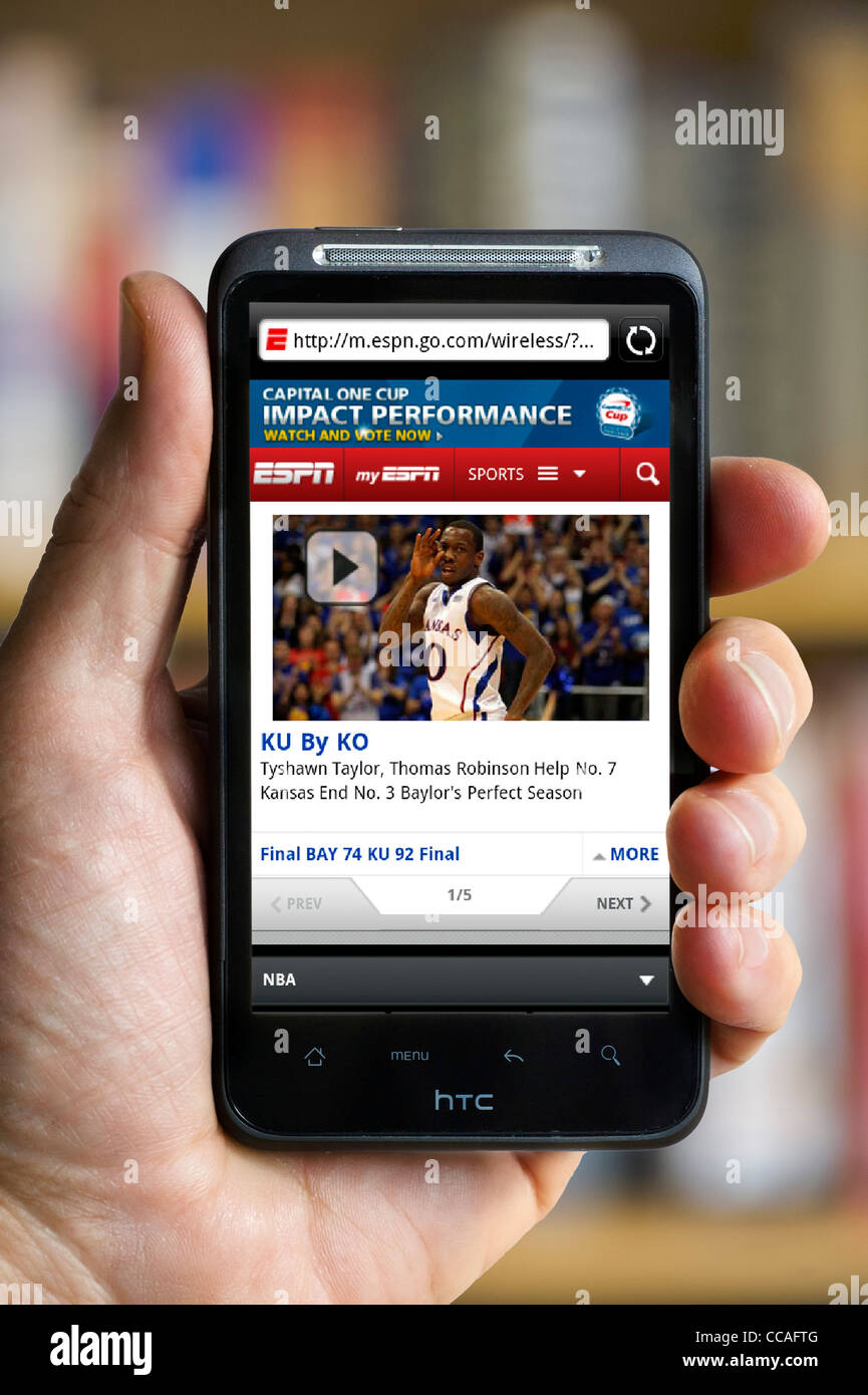 À la recherche à l'ESPN sports site sur un smartphone HTC Banque D'Images