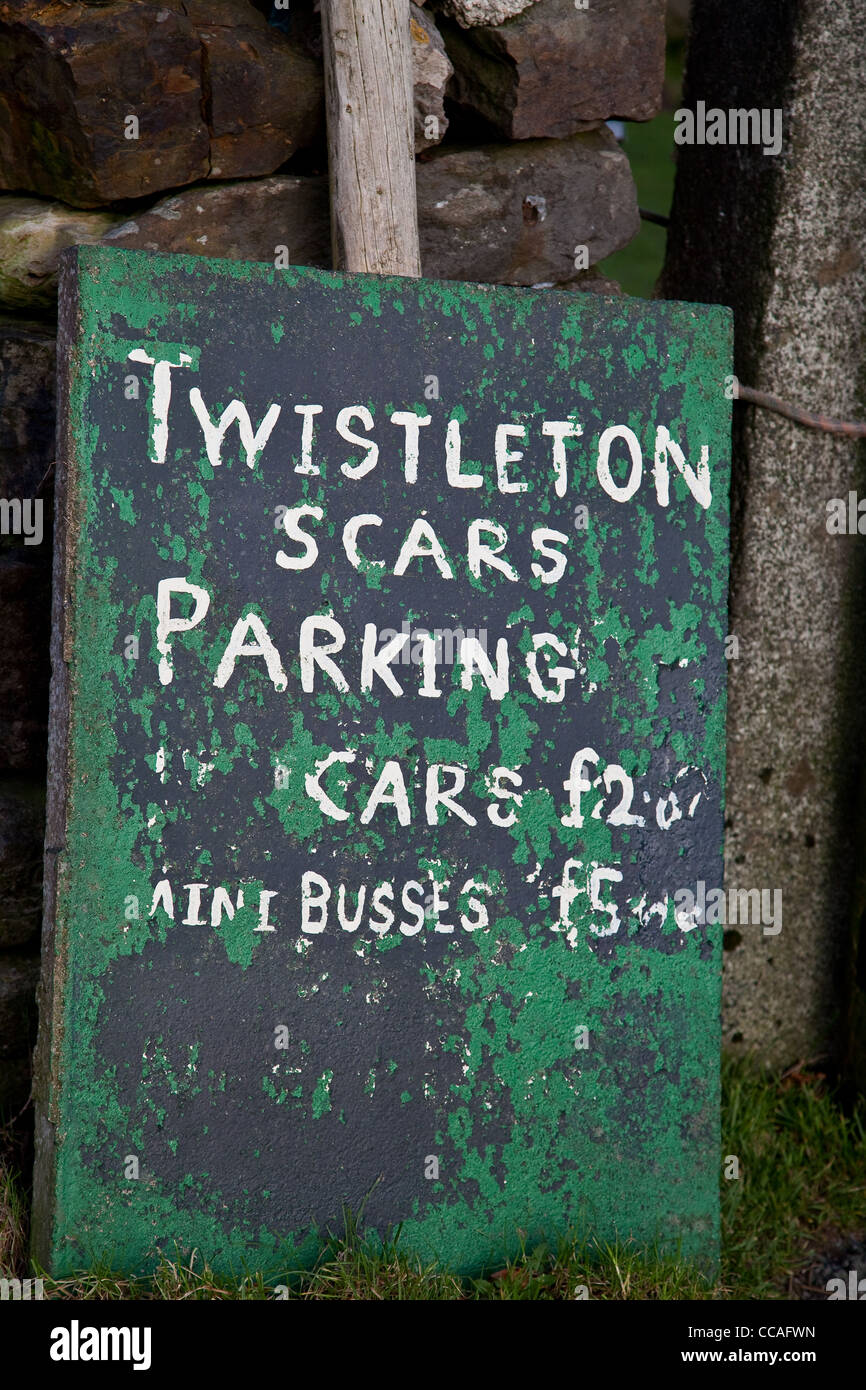 Cicatrices Twistleton - un parking à signer les agriculteurs des frais pour le stationnement dans Chapel-Le-Dale, Ingleton, North Yorkshire, UK Banque D'Images
