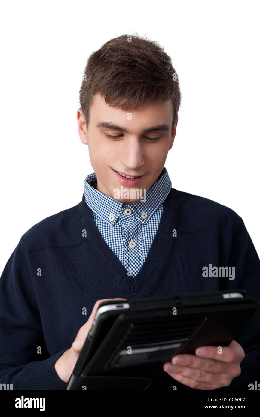 Laughing Casual Young Man Holding a Tablet PC Tablette tactile isolé sur fond blanc Banque D'Images