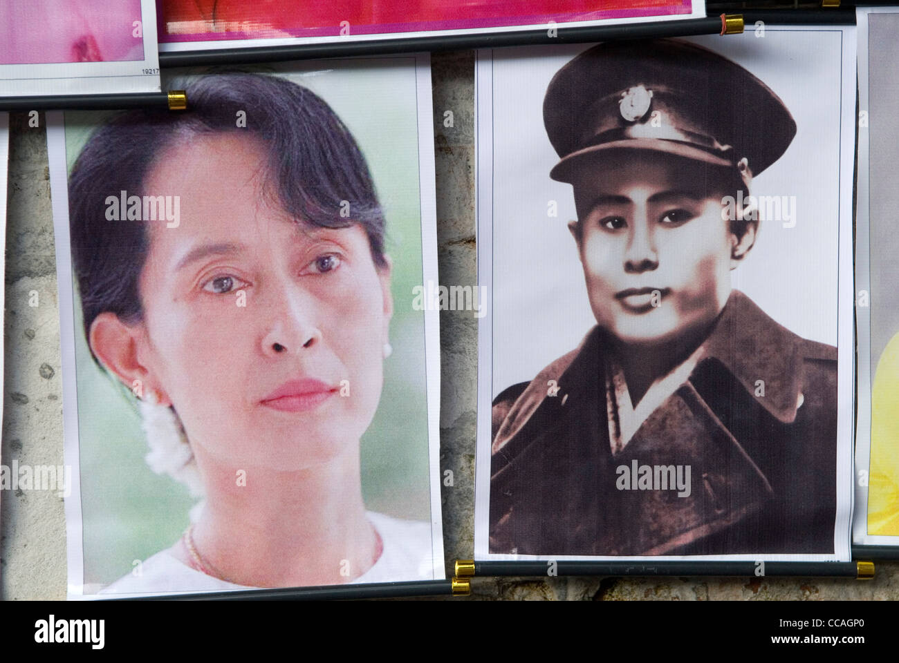 Aung San Suu Kyi et son père Aung San posters accrocher dans les vendeurs de rue, wc séparés. Yangon Myanmar Birmanie Rangoon Banque D'Images